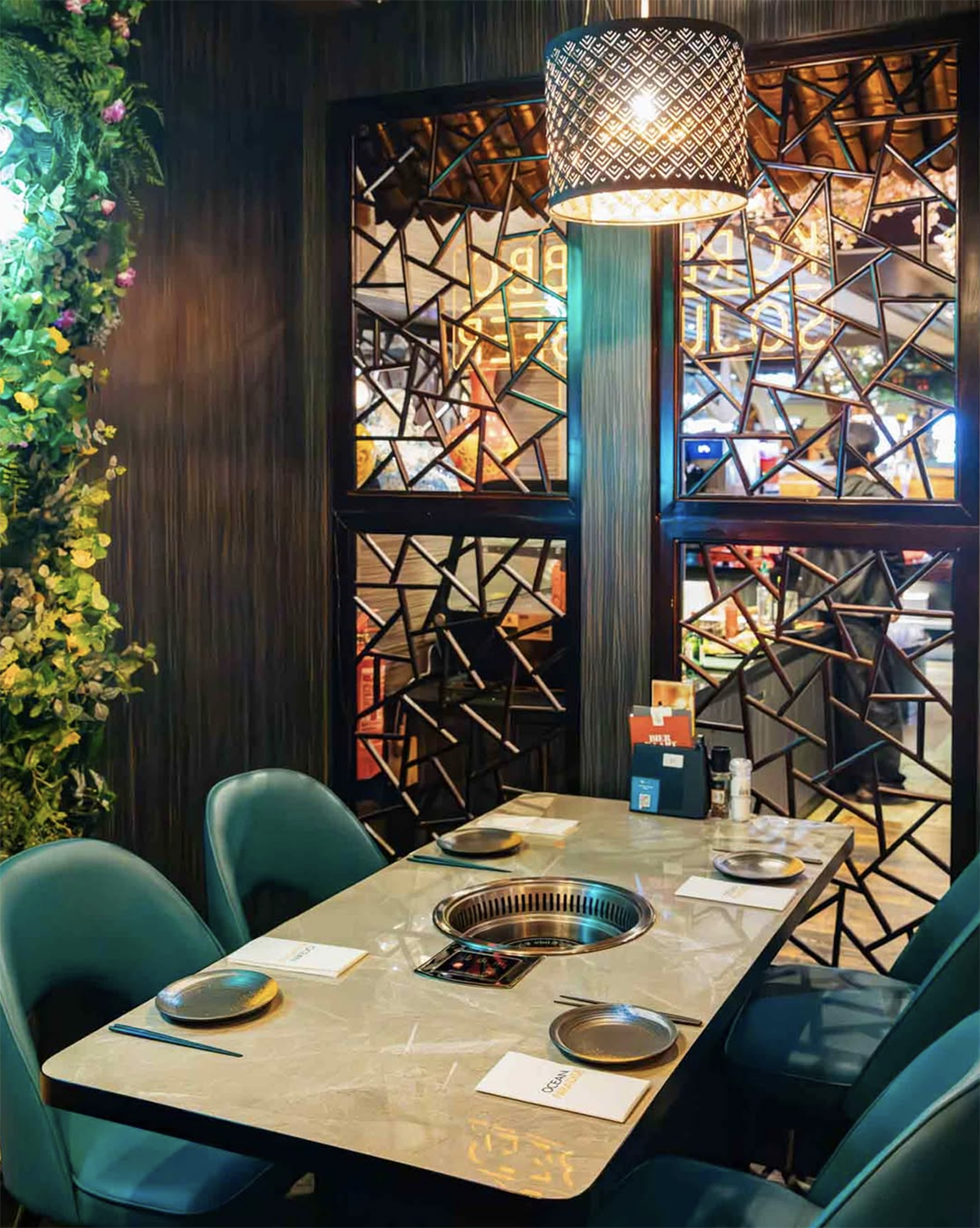 Gedekte tafel met tafelgrill bij Ocean Paradise
